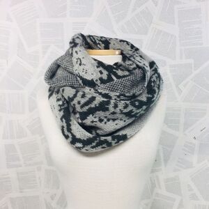 TAHARI Gray Cream Continuous Loop Scarf